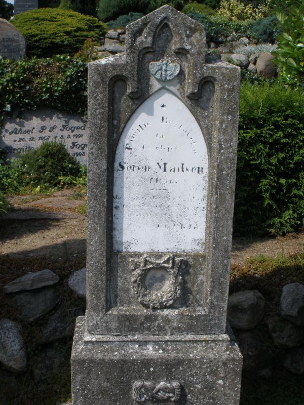 Soeren Madsen's familiegravsted.JPG
